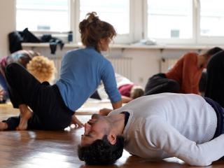 Zwischen Erdung und Aufrichtung Zwischen Erdung und Aufrichtung